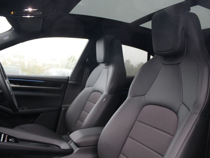 More views of Porsche Macan