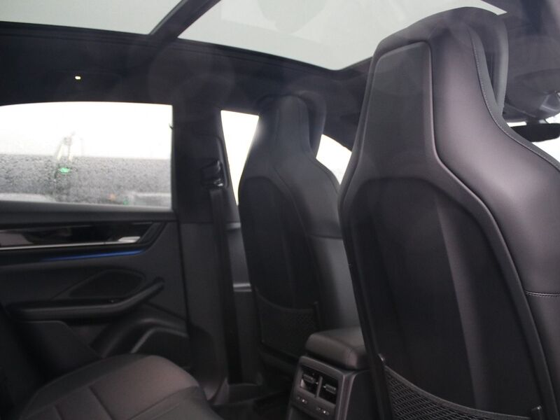 More views of Porsche Macan