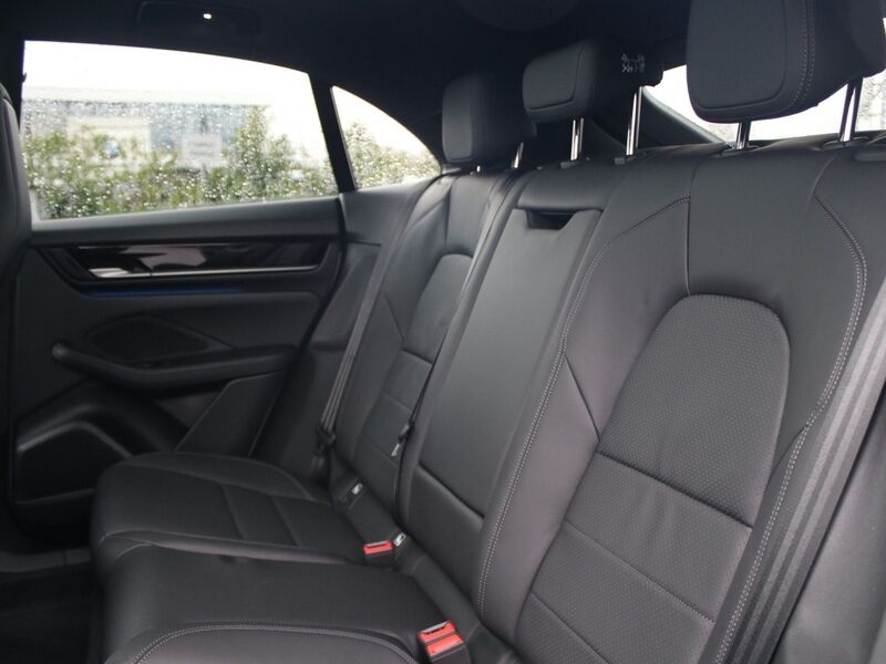 More views of Porsche Macan