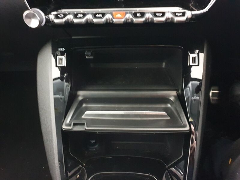 More views of Peugeot 208