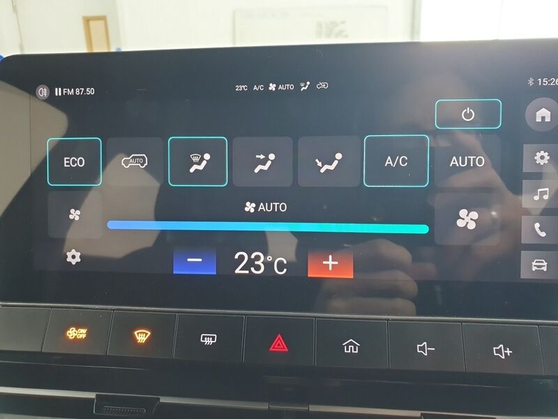 More views of MG MG4