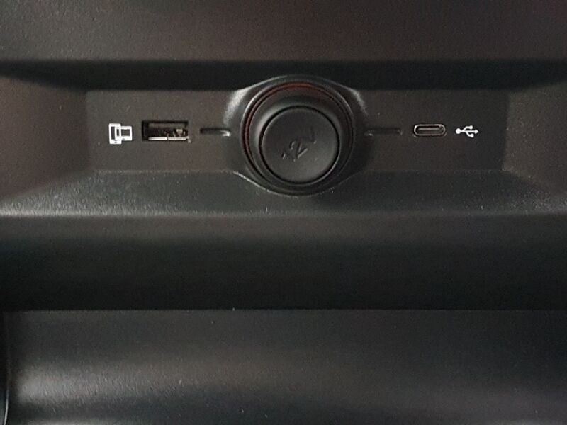 More views of MG MG4