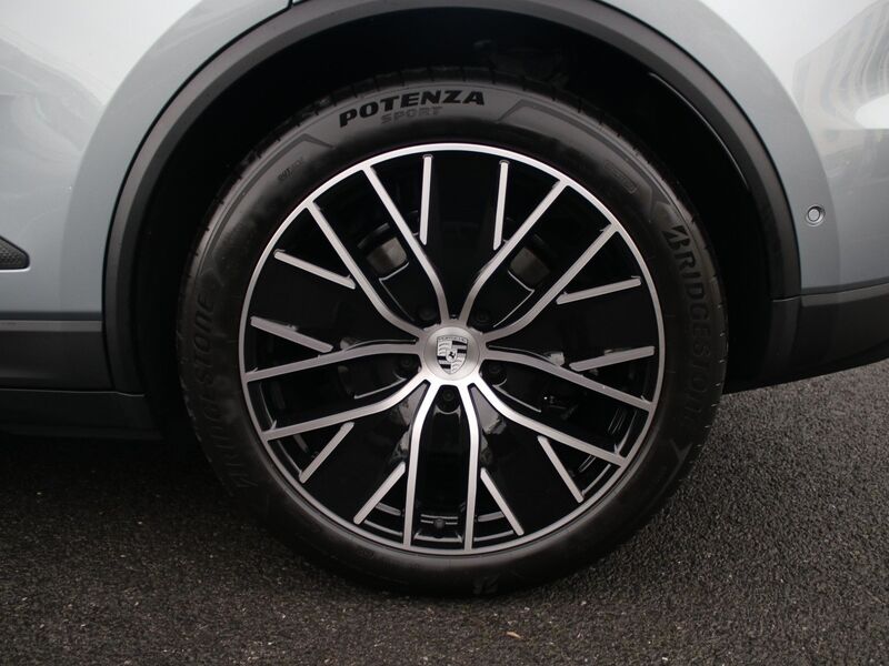 More views of Porsche Macan