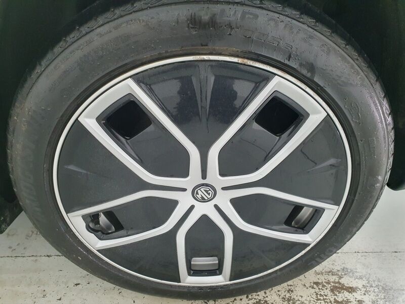 More views of MG MG4