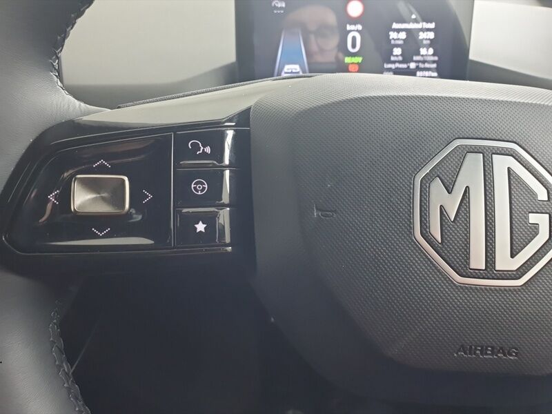 More views of MG MG4