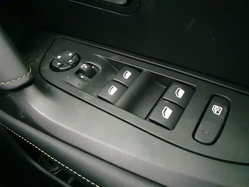 More views of Peugeot 2008