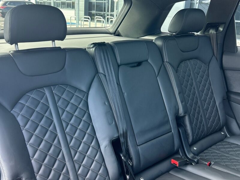 More views of Audi Q7