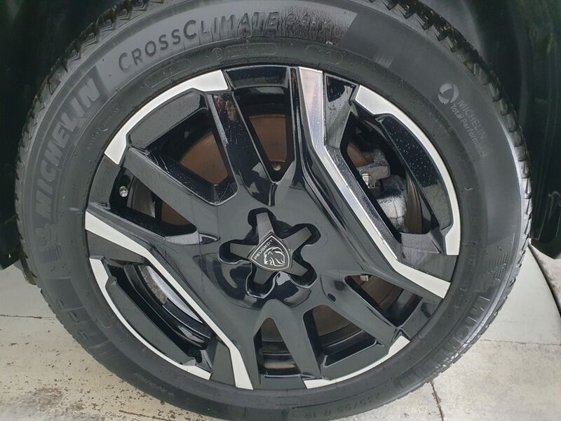 More views of Peugeot 5008