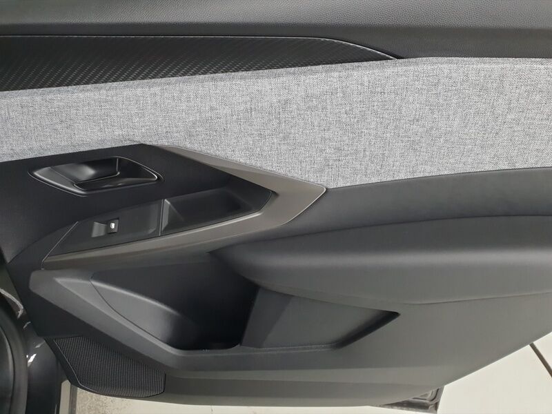 More views of Peugeot 5008