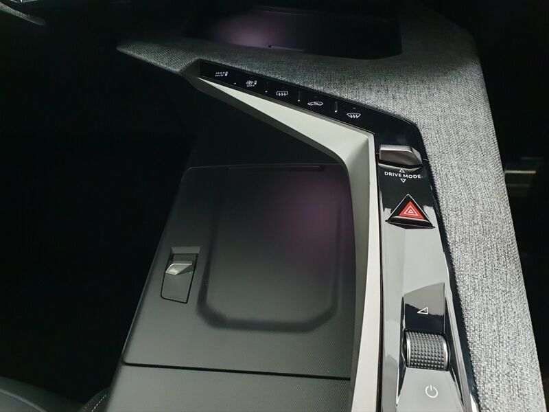 More views of Peugeot 5008