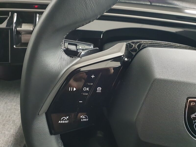 More views of Peugeot 5008