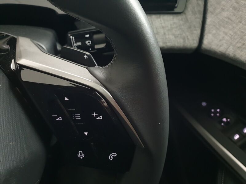 More views of Peugeot 5008