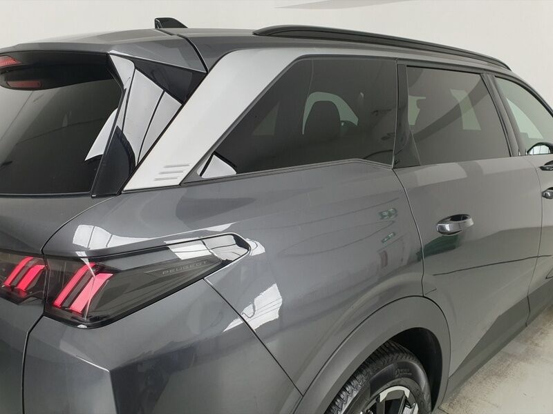 More views of Peugeot 5008