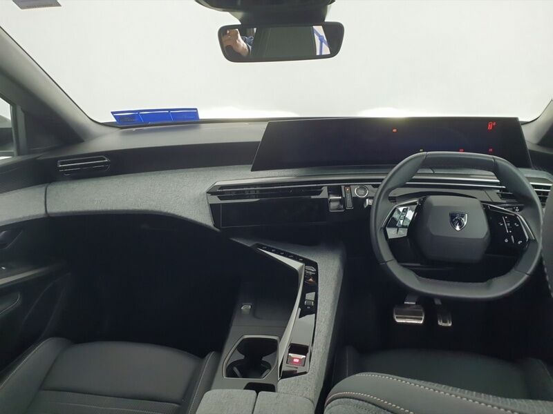 More views of Peugeot 5008