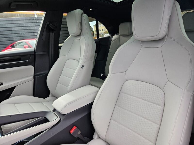 More views of Porsche Macan