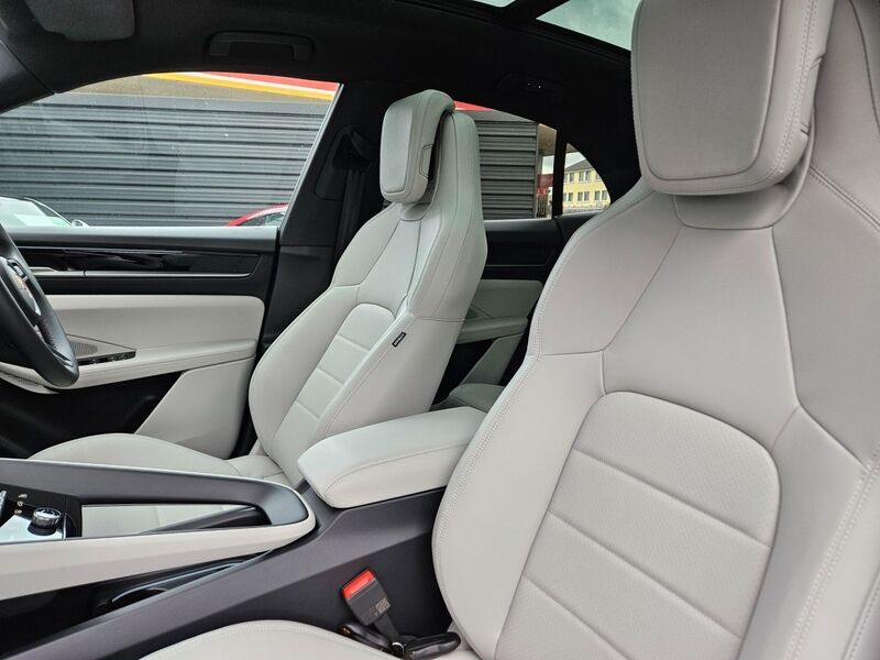 More views of Porsche Macan