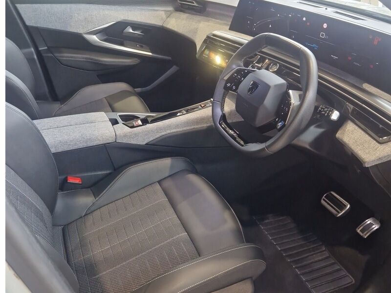 More views of Peugeot 5008