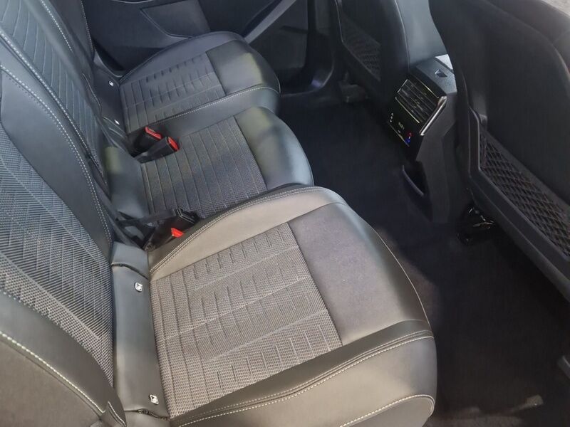 More views of Peugeot 5008