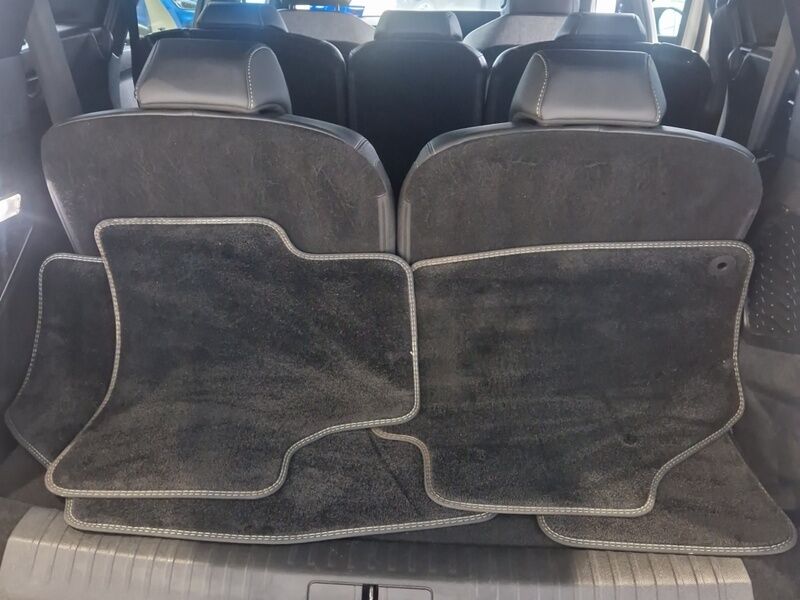 More views of Peugeot 5008