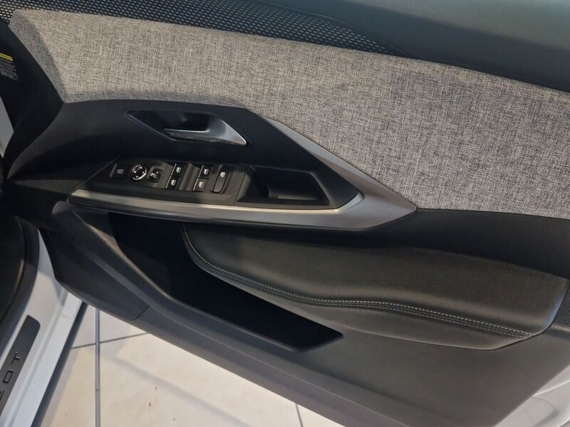 More views of Peugeot 5008