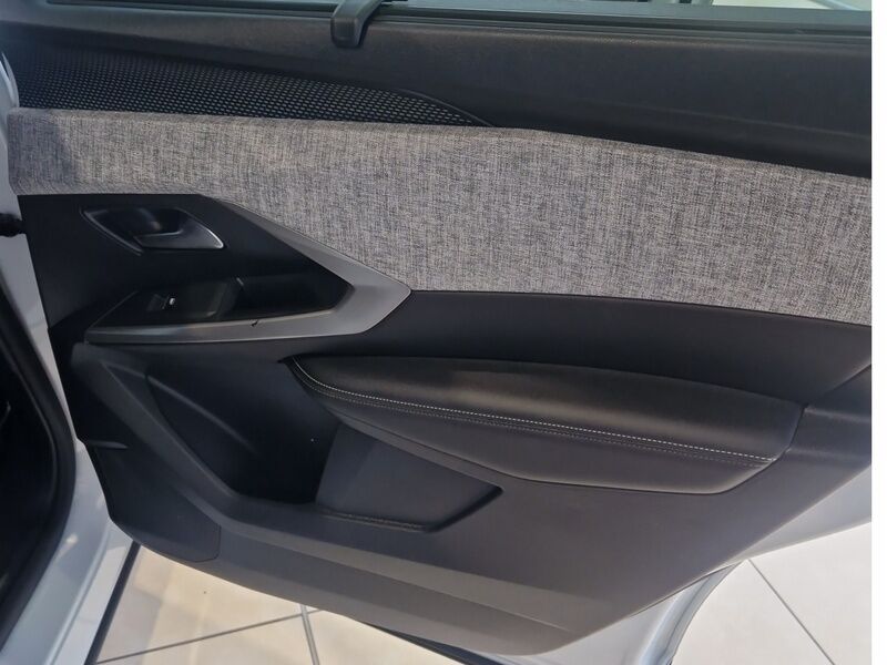 More views of Peugeot 5008