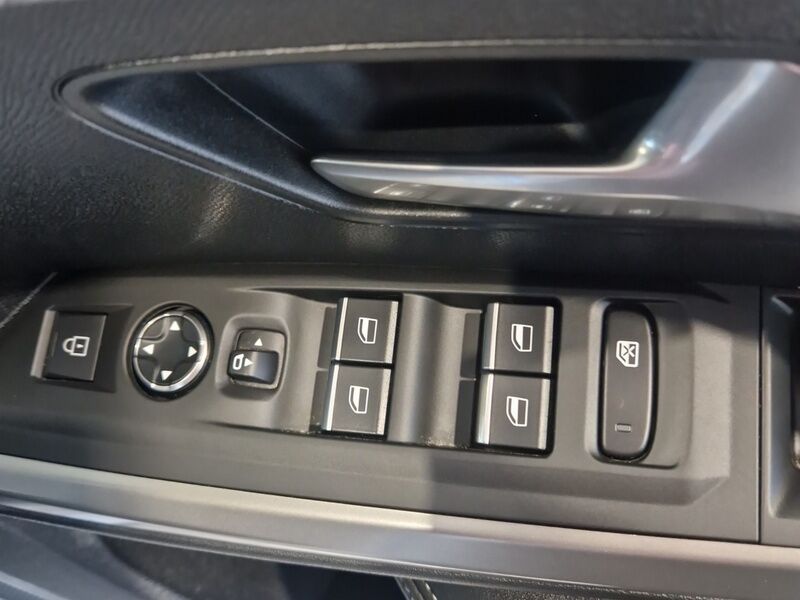 More views of Peugeot 5008