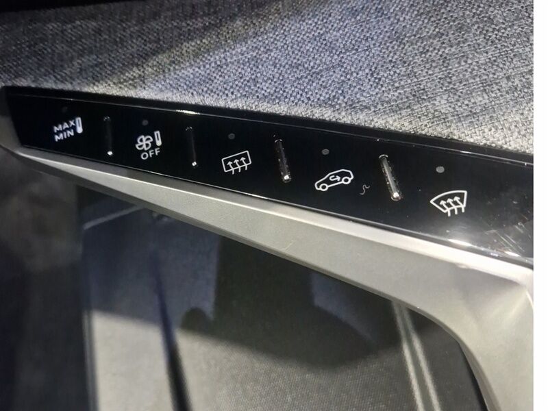 More views of Peugeot 5008