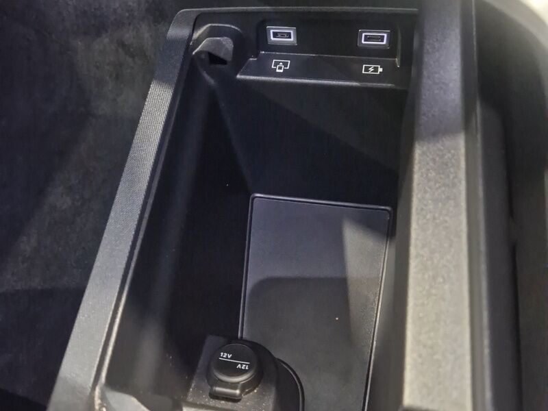 More views of Peugeot 5008