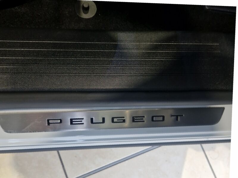 More views of Peugeot 5008