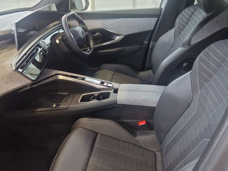 More views of Peugeot 5008