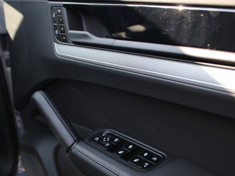 More views of Porsche Cayenne