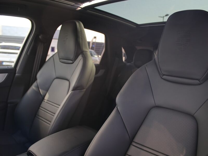 More views of Porsche Cayenne