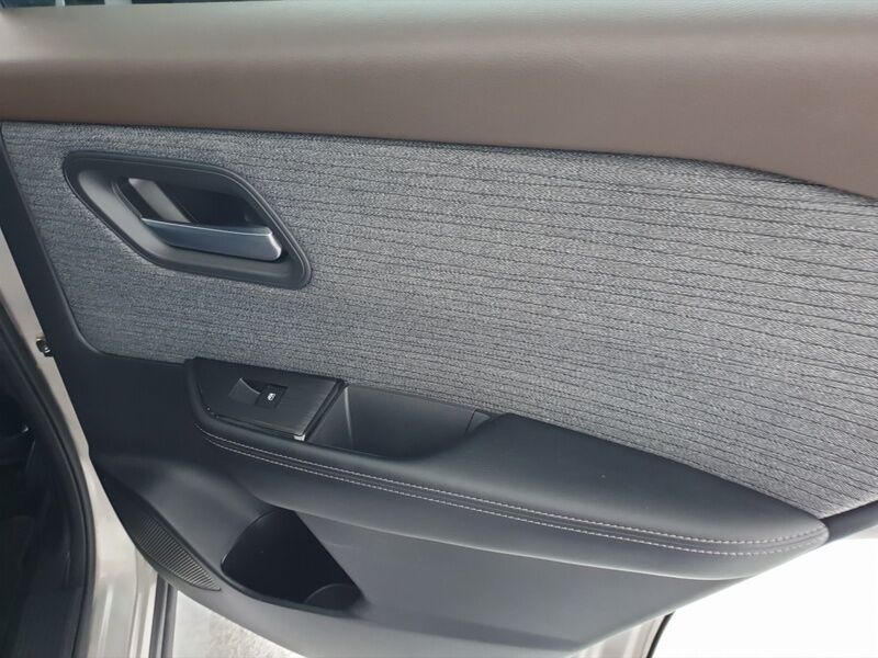 More views of Nissan X-Trail