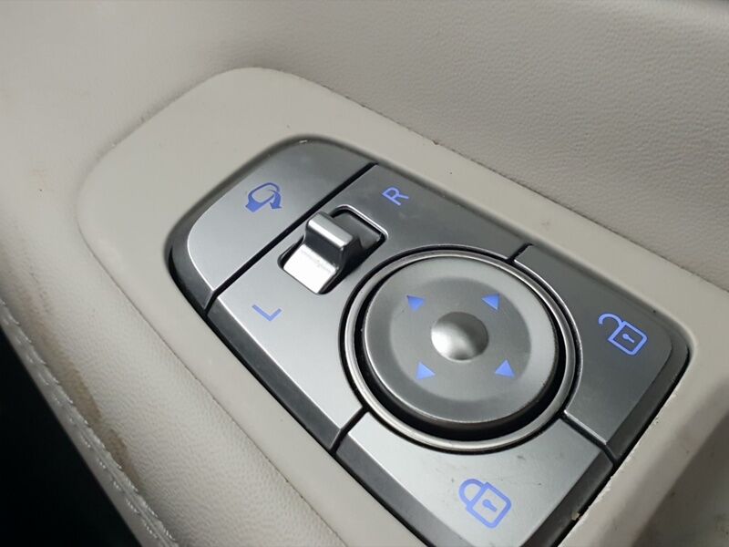 More views of Hyundai Santa Fe