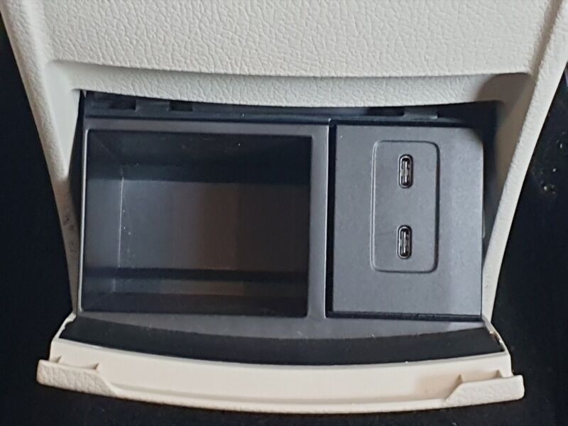 More views of Mercedes-Benz GLB