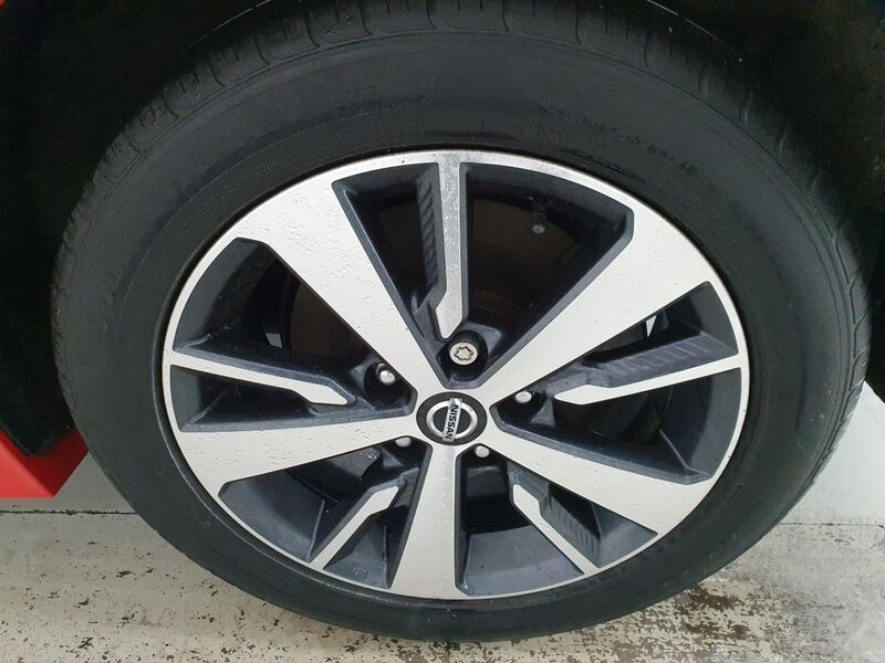 More views of Nissan Leaf