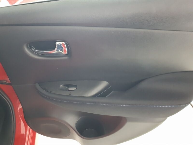 More views of Nissan Leaf