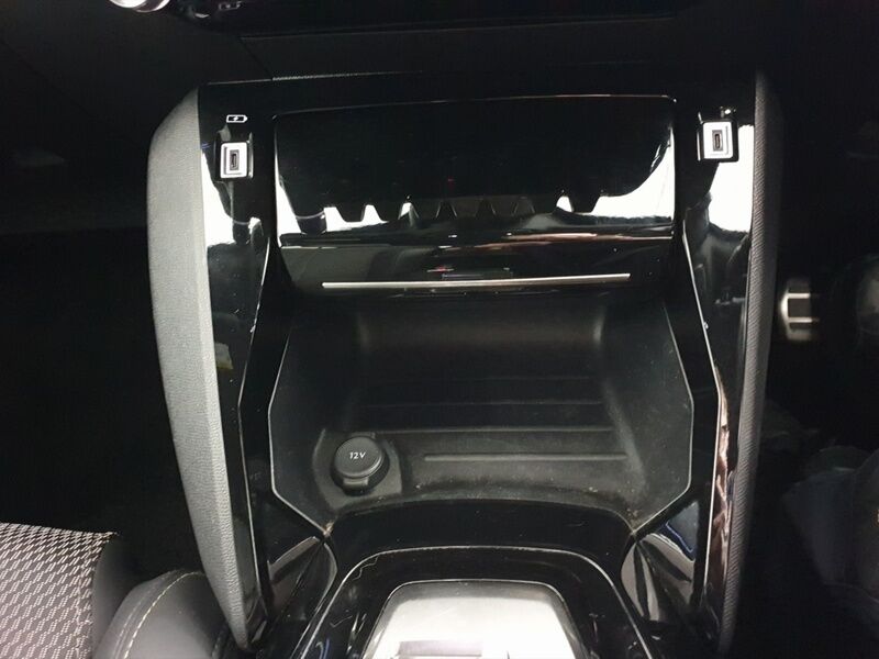 More views of Peugeot 2008