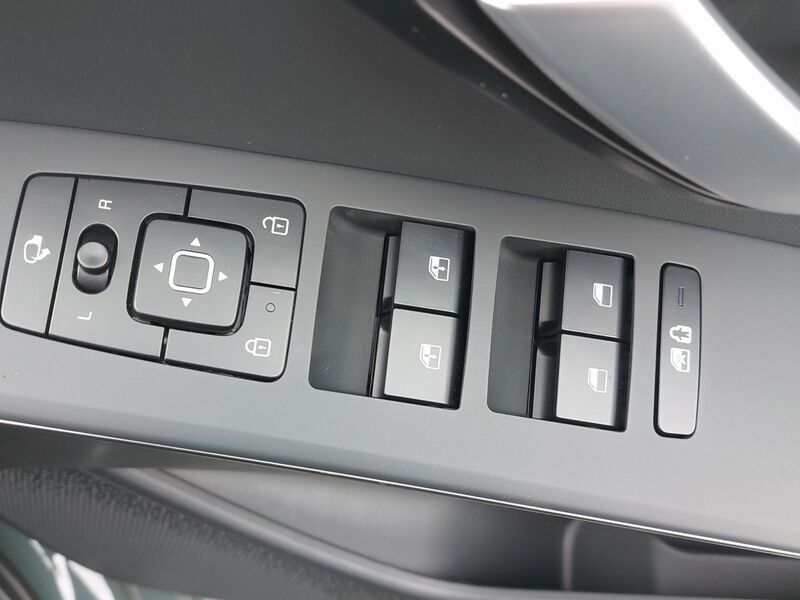 More views of Kia Niro