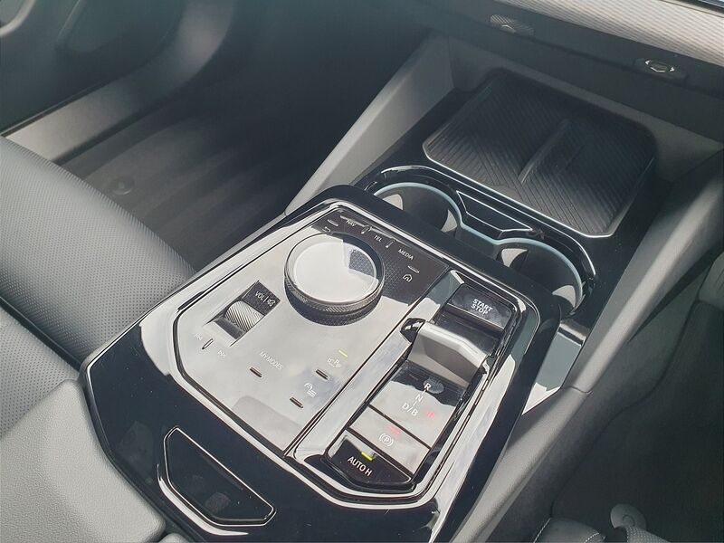 More views of BMW i5