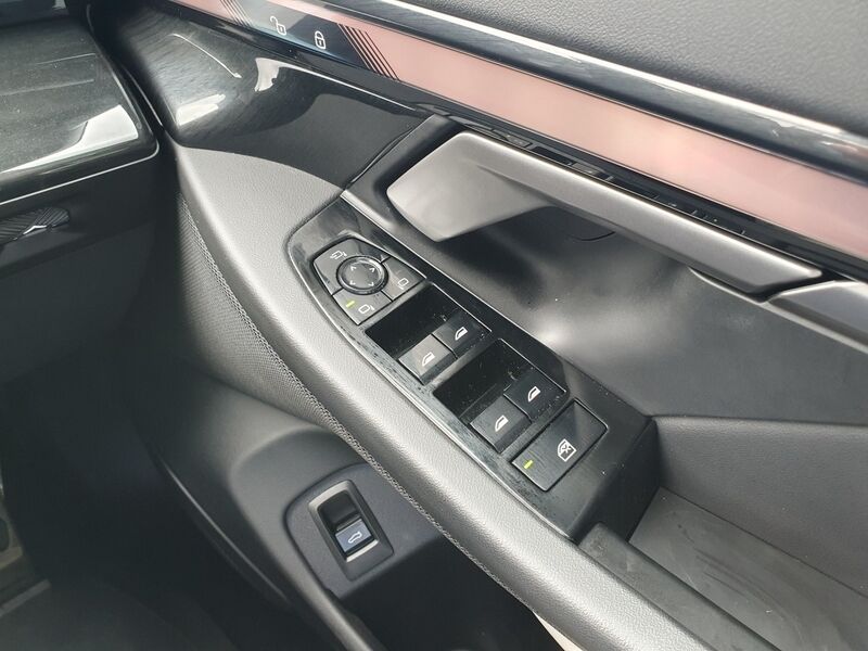 More views of BMW i5