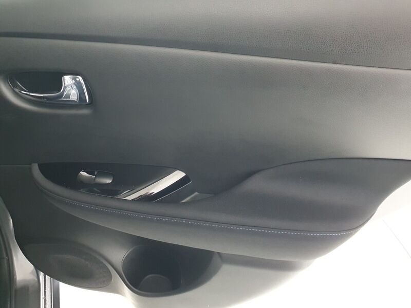 More views of Nissan Leaf