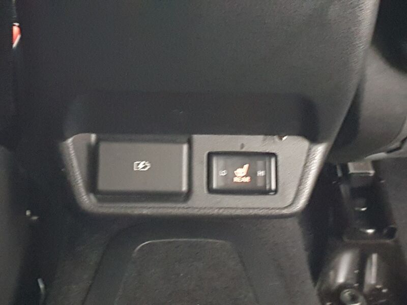 More views of Nissan Leaf