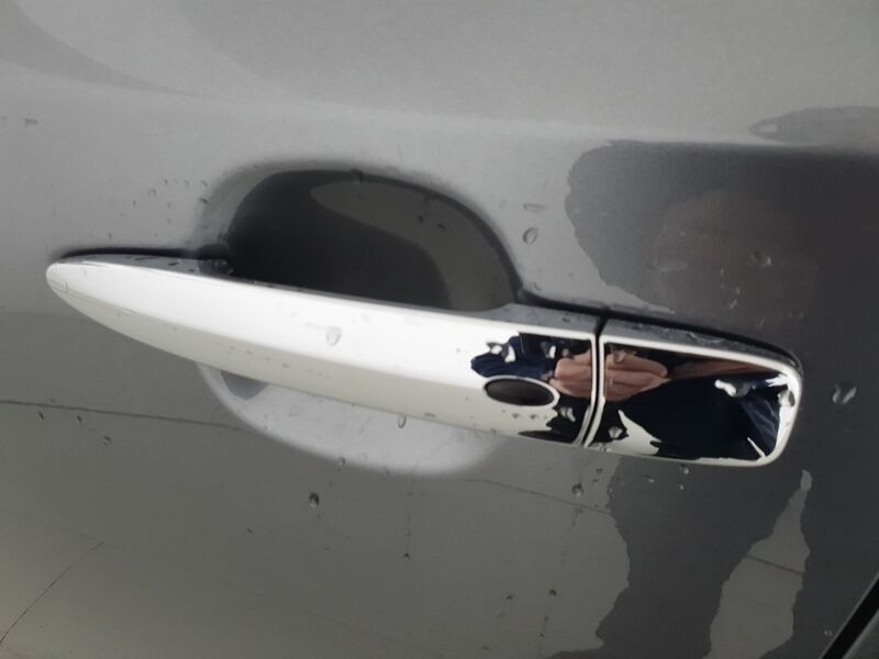 More views of Nissan Leaf