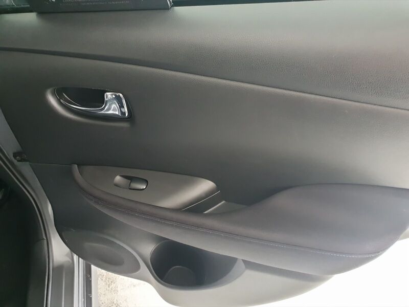 More views of Nissan Leaf