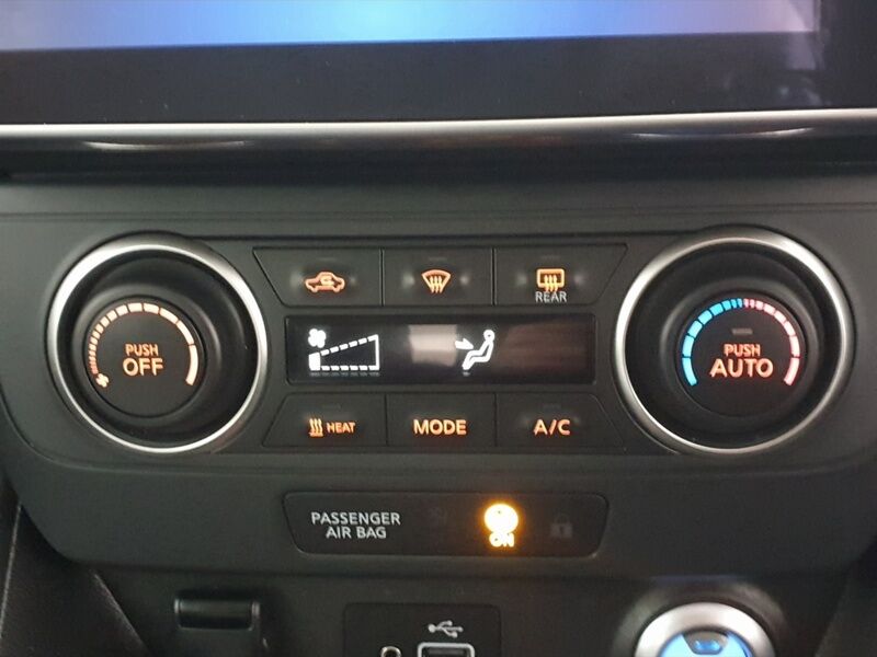 More views of Nissan Leaf