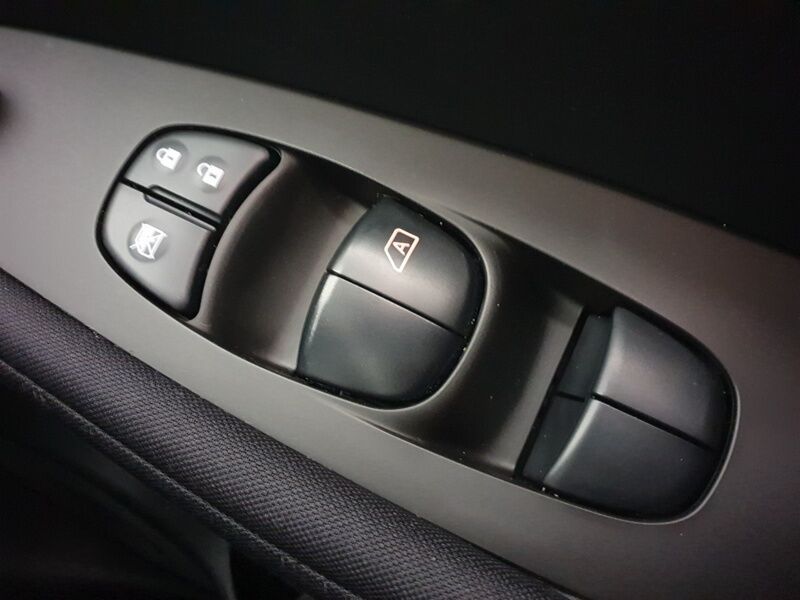 More views of Nissan Leaf