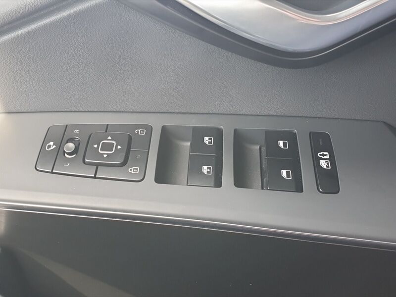 More views of Kia Niro