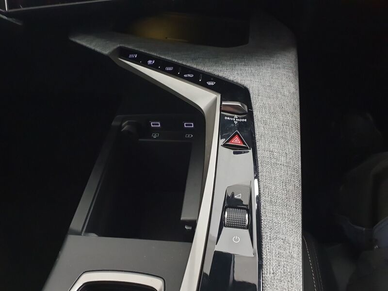 More views of Peugeot 3008