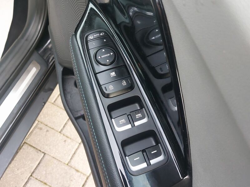 More views of Kia Niro